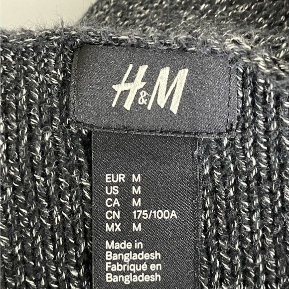H & M zz med sweater in a black heather rounded neckline - Picture 11 of 13